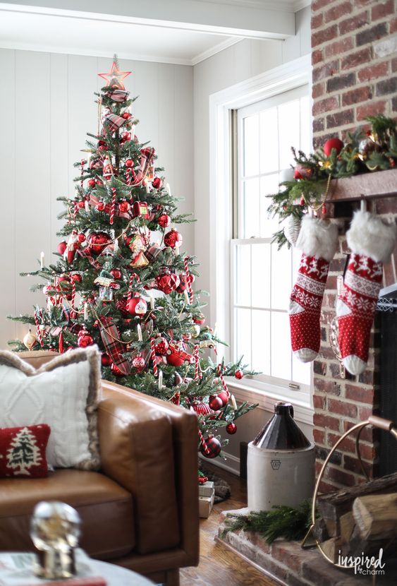 interno natalizio tradizionale, con toni di verde, bianco e rosso