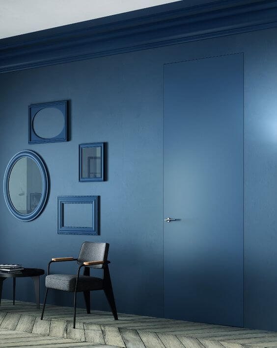 porta rasomuro blu su parete blu