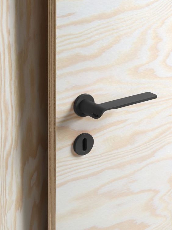 porta in legno grezzo con maniglia nera di design