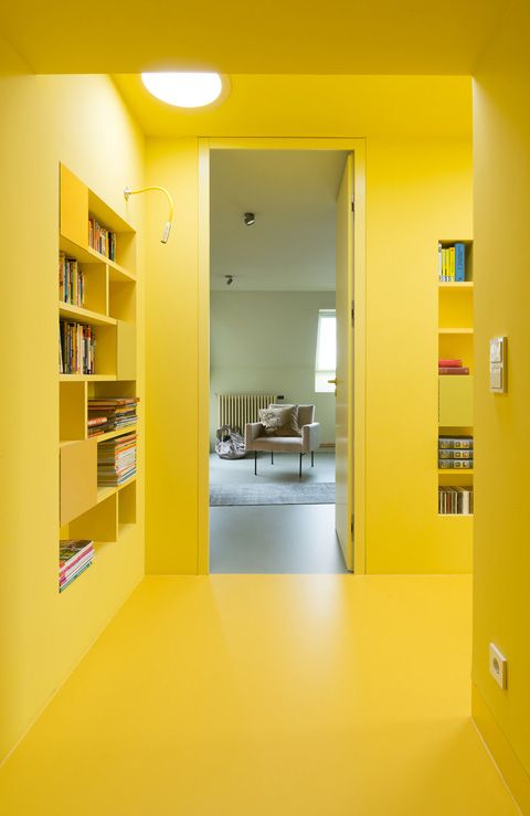 corridoio color block di colore giallo