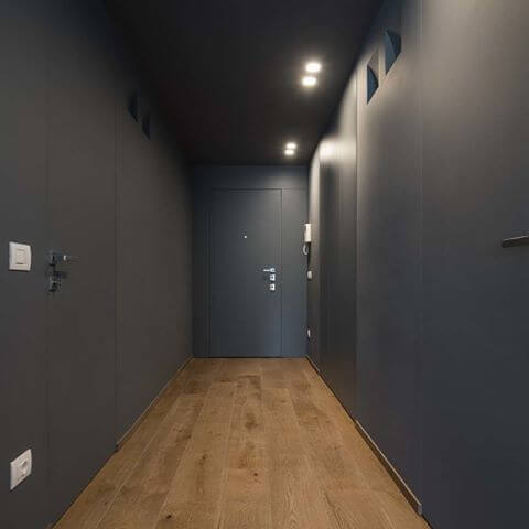 corridoio effetto scatola con pareti e porte nere