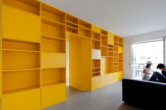 parete attrezzata monoblocco di colore giallo