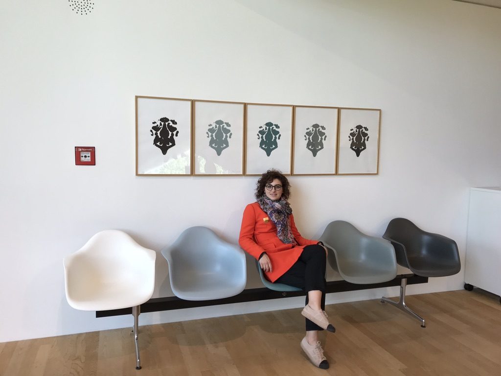 Io seduta sulle poltroncine Vitra Eames