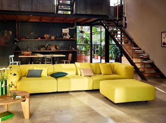 divano Vitra giallo in un interno in stile industriale