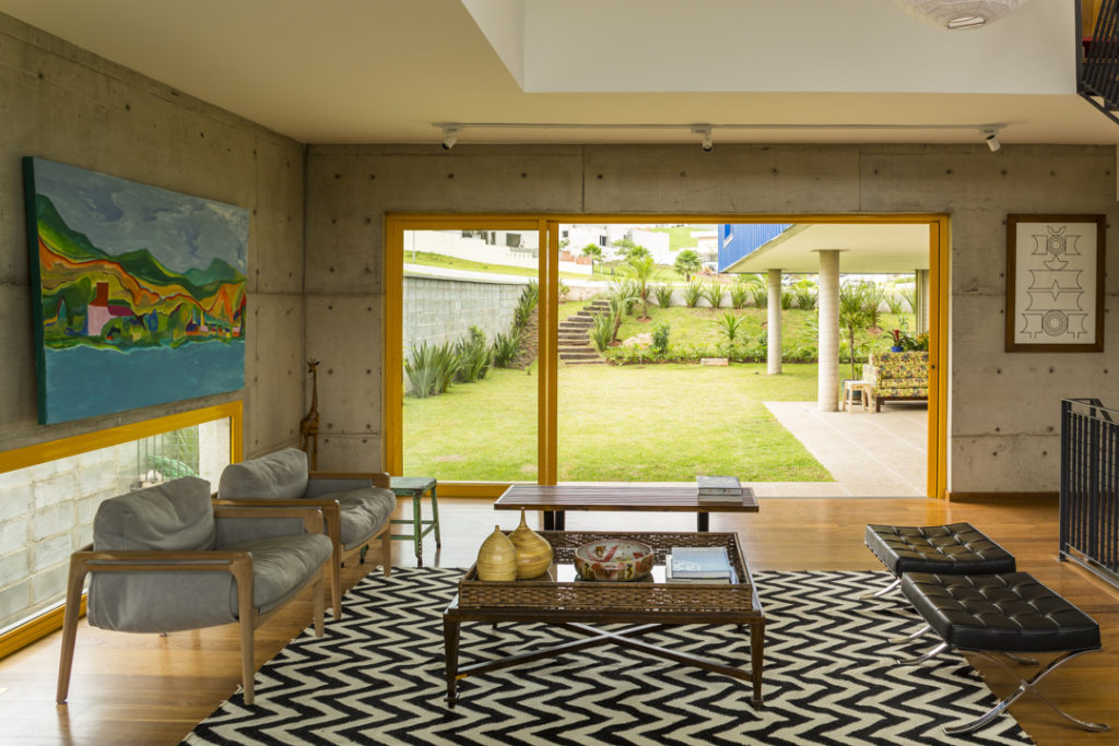 livingroom dai colori neutri con serramenti gialli