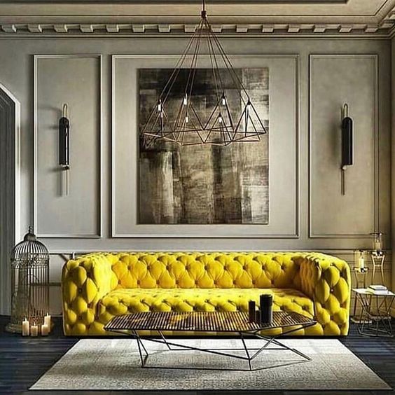 interno classico sui toni del beige, tortora, con divano Baxter giallo
